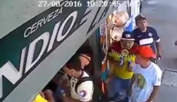 Agua, refrescos y cerveza: Unos hinchas mexicanos saquean una tienda "sin despeinarse"
