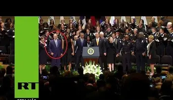 Obama y la primera dama se ríen de George W. Bush, por extraño baile funerales en Dallas (VIDEO)