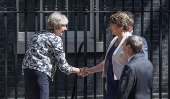 Theresa May llega a un acuerdo de gobierno con los unionistas de Irlanda del Norte