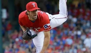 Gigantes ganan 9-7 en 11 innings; aguan el estreno de Hamels 