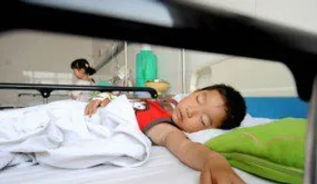 Un niño francés sin mano recibe una prótesis hecha con una impresora 3D