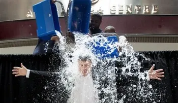 EEUU prohíbe a diplomáticos sumarse al reto del "cubo de agua"
