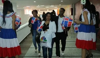 A ritmo de güira y tambora reciben a dominicanos ausentes en el Aila