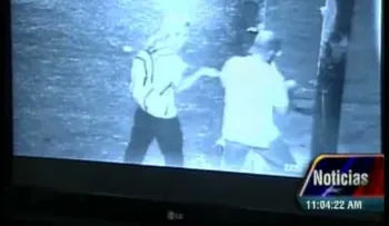 Vea cómo guarimberos ponen guayas en la noche para degollar motorizados (Video)