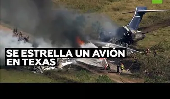 Se estrella un avión incendiado en Texas con 21 personas, y todas sobreviven