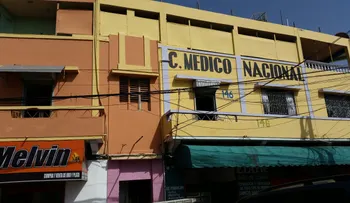 Autoridades allanan centro médico en Villa Consuelo donde se practicaban abortos; detienen varias personas