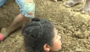 Mujer se entierra para quitarse "energía" tras impacto de rayo