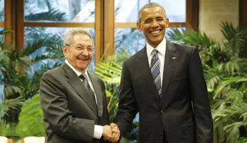 Barack Obama recibe tabaco, ron, y otros regalos de Cuba