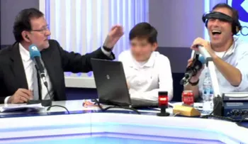 Mariano Rajoy le pega una colleja a su hijo en directo (VIDEO)