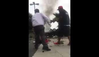 De película: Un hispano rescata a otro de un coche en llamas y filma su hazaña