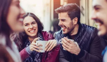 Cómo saber si coquetean contigo, según un experto en lenguaje corporal