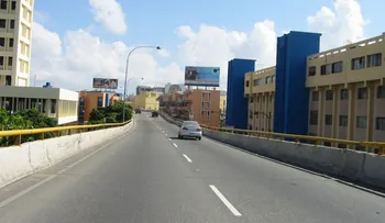 Obras Públicas realiza mantenimiento de pasos a desnivel del Gran Santo Domingo 