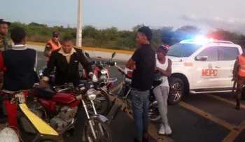  Patrullas retienen motocicletas por realizar carreras en autopistas   