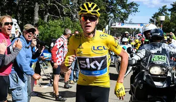 Froome se mantiene líder del Tour pese a terminar la etapa corriendo y sin bicicleta