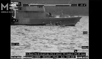  Indignación en la Red por un guardacostas que pincha una balsa hinchable llena de refugiados (VIDEO)