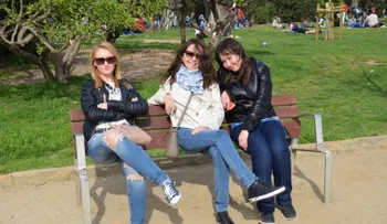 Una tofo de tres chicas, parece algo normal...si te fijas bien hay algo muy raro