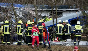 Controlador estaba jugando con su teléfono cuando chocaron dos trenes en Alemania