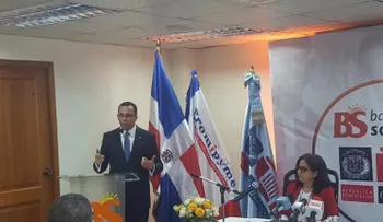 Ministro Andrés Navarro firma acuerdo con Banca Solidaria para impulsar emprendimiento en liceos y politécnicos