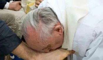 Papa lava pies de musulmanes, ortodoxos, hindúes, católicos
