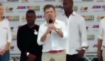 Presidente de Colombia se orina durante discurso (Video)