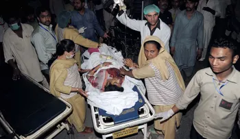 Atentado suicida en un parque lleno de familias pakistaníes deja decenas de muertos