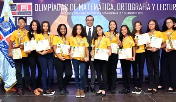 Ministro Andrés Navarro reconoce estudiantes ganadores de olimpíadas de matemática, lectura y ortografía