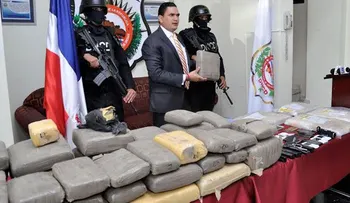 DNCD decomisa 15 paquetes presumiblemente de cocaína o heroína y 49 pacas de marihuana