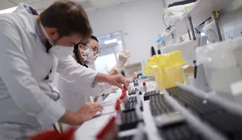Científicos descifran variantes de genoma del virus que provoca COVID-19