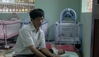 Comenzó enterrando fetos abortados, pero hoy es padre de más de 100 niños