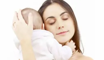 Por esta razón debes cargar a tu bebé 