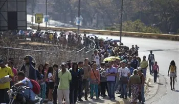 Oficialistas y opositores marchan en Venezuela