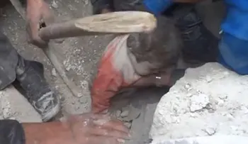 Rescatan a bebe de entre los escombros (Video)