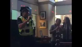 Viva la fiesta: Un policía llega a un bar a parar una pelea y termina cantando (VIDEO)