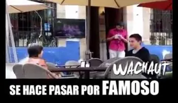 Mujer se interesa cuando cree que es famoso (Video)