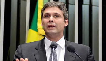 Diputados del PT piden prisión preventiva de Flávio Bolsonaro y alerta roja de Interpol