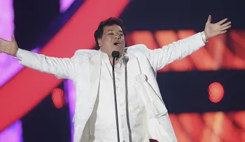 Será cierto?: Juan Gabriel está vivo, fingió su muerte, asegura su mánager; el Mundo no lo puede creer