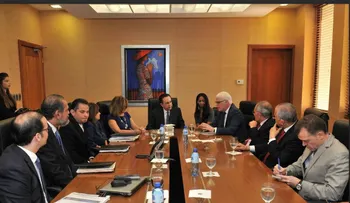 Valdez Albizu sostiene reunión con ejecutivos del BEI