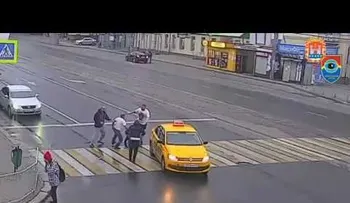 Un "fortachón" le da su merecido a un abusivo pasajero que golpea a una chica