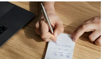 Tomar notas a mano mejora la atención y el análisis