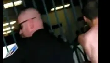 Video: Un policía agrarra niña por el cuello y la arroja contra su coche