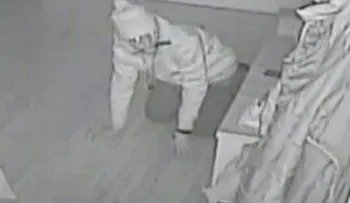 ¡En cámara! Le roban a una familia mientras duerme