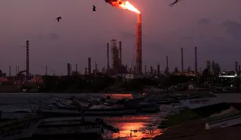 Petróleo sube más de 1% tras ataques hutíes a infraestructura saudí y bloqueo en el estrecho de Ormuz