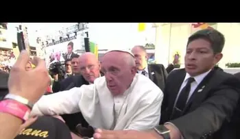 El papa se molesta por "jalones" que casi lo tumban en México (VIDEO)