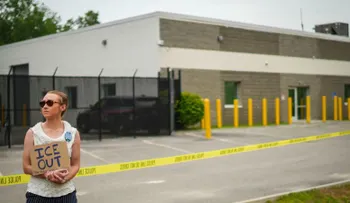 Republicanos en contiendas reñidas cuestionan de repente al ICE y se distancian de Trump