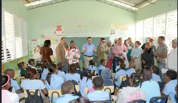 Andrés Navarro recorre escuelas en zonas montañosas de Padre Las Casas, Azua