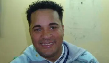 Video: Cantante se electrocuta durante un concierto 