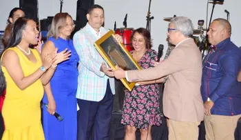 El director de ONDA, Trajano Santana, recibe placa de reconocimiento de los empleados de ese organismo