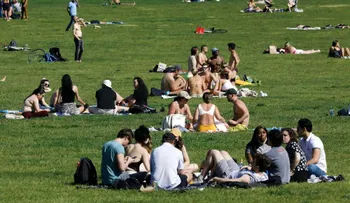 Nueva York levanta la restricción de llevar mascarilla a los vacunados