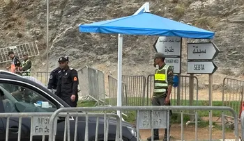 Marruecos impide el cruce masivo de migrantes hacia Ceuta en la frontera de Fnideq