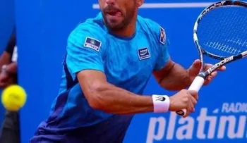 Víctor Estrella vence a Novikov y avanza a semifinal en Morelos